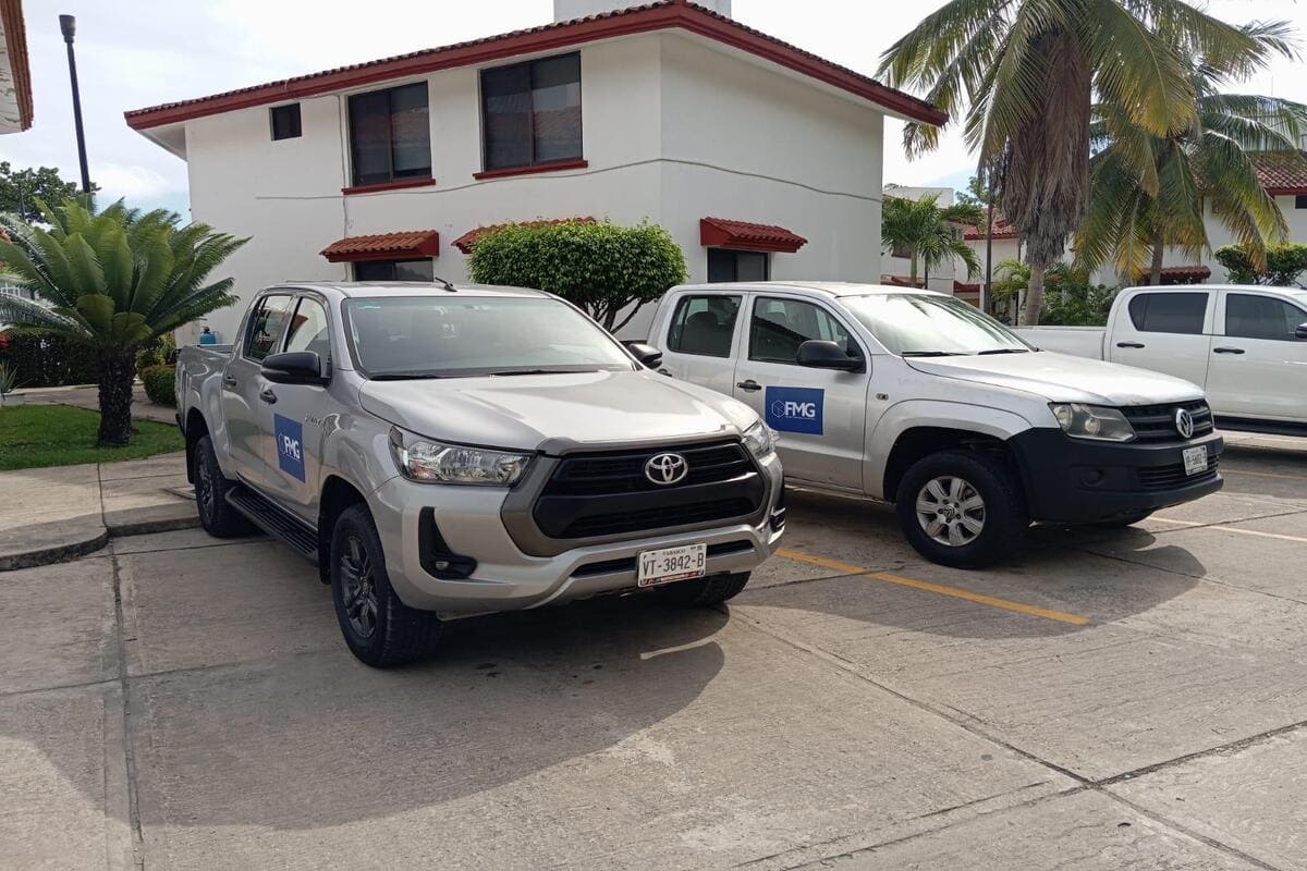 Flotilla de camionetas FMG en base operativa
