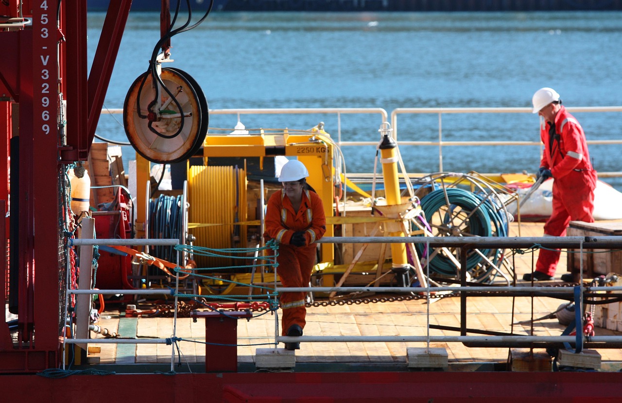 Cuadrilla de FMG realizando trabajos de mantenimiento en sitio