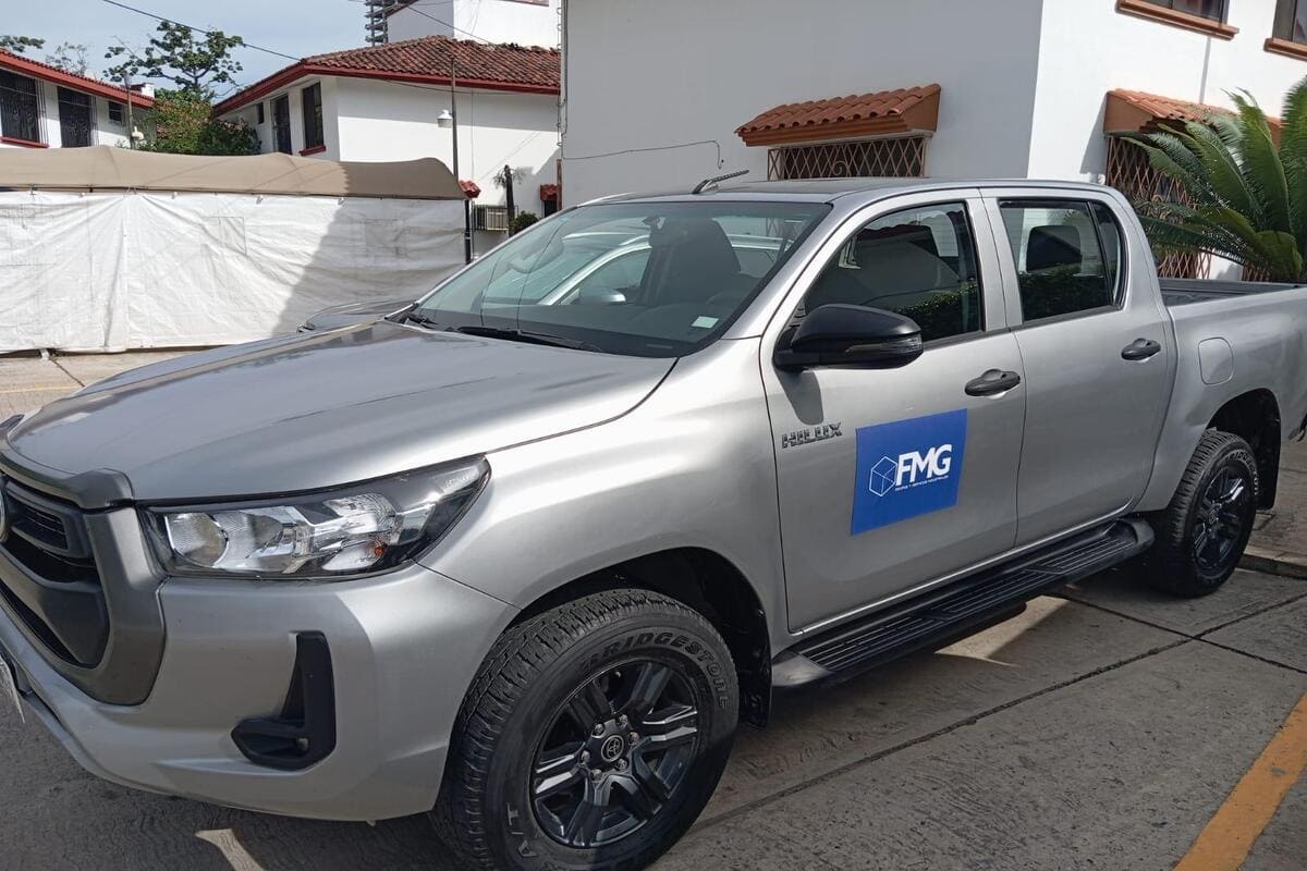 Camioneta FMG en base operativa